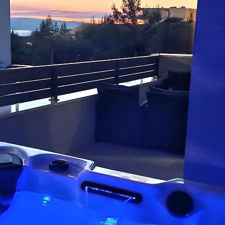Vucko With Jacuzzi Holiday home