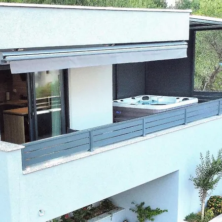 Holiday home Vucko With Jacuzzi