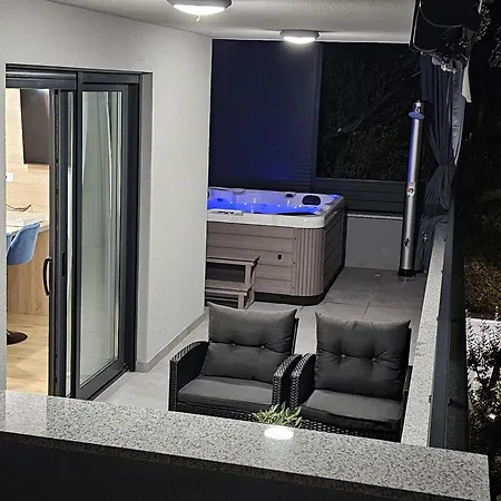 Vucko With Jacuzzi Holiday home