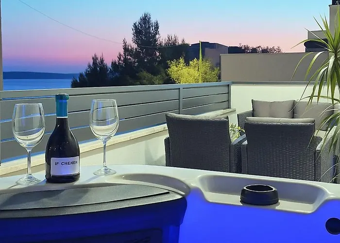 Vucko With Jacuzzi Hébergement de vacances *